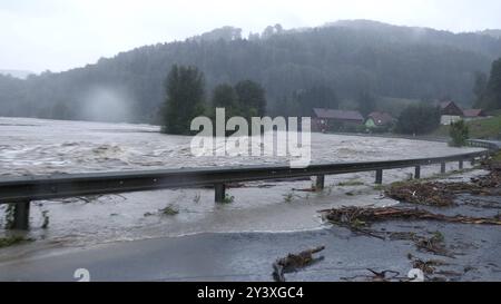 Katastrophales Hochwasser a Niederösterreich. In der Gegend um St. Pölten sind in 24 Stunden 300 litri auf dem Quadratmeter gefell. Die Pegel steigen und steigen. Ein Jahrhunderthochwasser tritt ein. Viele Pegel sind deutlich über ein 50 jähriges Hochwasser gestiegen. DAS Traistal ist von der Außenwelt abgeschnitten. Die Straßen ins tal bis zu einem Meter überflutet. Selbst die Feuerwehr Rothenau ist betroffen. DAS Gerätehaus steht unter Wasser. Es wurde für ganz Niederösterreich Katastrophenalarm ausgelöst. Derweil schüttet es wie aus Kübeln weiter. Rothenau Niederösterreich Österreich ** Foto Stock