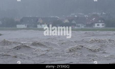 Katastrophales Hochwasser a Niederösterreich. In der Gegend um St. Pölten sind in 24 Stunden 300 litri auf dem Quadratmeter gefell. Die Pegel steigen und steigen. Ein Jahrhunderthochwasser tritt ein. Viele Pegel sind deutlich über ein 50 jähriges Hochwasser gestiegen. DAS Traistal ist von der Außenwelt abgeschnitten. Die Straßen ins tal bis zu einem Meter überflutet. Selbst die Feuerwehr Rothenau ist betroffen. DAS Gerätehaus steht unter Wasser. Es wurde für ganz Niederösterreich Katastrophenalarm ausgelöst. Derweil schüttet es wie aus Kübeln weiter. Rothenau Niederösterreich Österreich ** Foto Stock