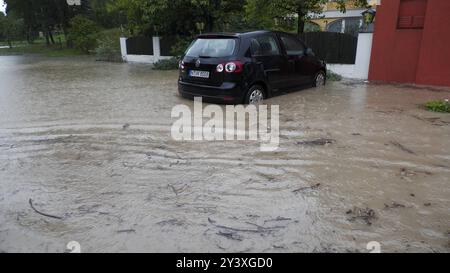 Katastrophales Hochwasser a Niederösterreich. In der Gegend um St. Pölten sind in 24 Stunden 300 litri auf dem Quadratmeter gefell. Die Pegel steigen und steigen. Ein Jahrhunderthochwasser tritt ein. Viele Pegel sind deutlich über ein 50 jähriges Hochwasser gestiegen. DAS Traistal ist von der Außenwelt abgeschnitten. Die Straßen ins tal bis zu einem Meter überflutet. Selbst die Feuerwehr Rothenau ist betroffen. DAS Gerätehaus steht unter Wasser. Es wurde für ganz Niederösterreich Katastrophenalarm ausgelöst. Derweil schüttet es wie aus Kübeln weiter. Rothenau Niederösterreich Österreich ** Foto Stock