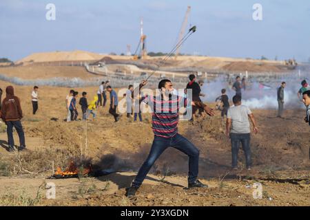 Gaza, Palestina. 1 novembre 2019. I manifestanti palestinesi si scontrano con le forze israeliane ad Abu Safya, nel nord della Striscia di Gaza, durante le manifestazioni di questo venerdì. Secondo il ministero della salute di Gaza decine di manifestanti sono stati feriti da proiettili vivi o colpi rivestiti di gomma e da gas lacrimogeni sparati dall’esercito israeliano nelle manifestazioni odierne lungo il confine tra Gaza e Israele. I palestinesi si erano riuniti in diverse località lungo il confine della Striscia di Gaza con Israele venerdì pomeriggio, nell’ambito delle grandi marce settimanali per il rimpatrio, chiedendo la revoca del rigido blocco israeliano di 12 anni a Gaza. Foto Stock