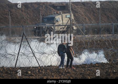 Gaza, Palestina. 1 novembre 2019. I manifestanti palestinesi si scontrano con le forze israeliane ad Abu Safya, nel nord della Striscia di Gaza, durante le manifestazioni di questo venerdì. Secondo il ministero della salute di Gaza decine di manifestanti sono stati feriti da proiettili vivi o colpi rivestiti di gomma e da gas lacrimogeni sparati dall’esercito israeliano nelle manifestazioni odierne lungo il confine tra Gaza e Israele. I palestinesi si erano riuniti in diverse località lungo il confine della Striscia di Gaza con Israele venerdì pomeriggio, nell’ambito delle grandi marce settimanali per il rimpatrio, chiedendo la revoca del rigido blocco israeliano di 12 anni a Gaza. Foto Stock
