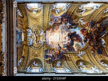 Roma, affresco sul soffitto interno della chiesa barocca del Gesù, la prima chiesa barocca della storia costruita nel 1580 Foto Stock