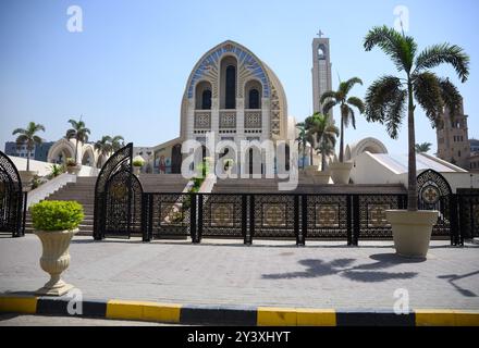 Kairo, Egitto. 12 settembre 2024. Cattedrale di San Marco della Chiesa copta ortodossa nel quartiere del Cairo di al-Abbasiya. La basilica, consacrata nel 1968 e lunga oltre 100 metri, è uno dei più grandi edifici religiosi del continente africano. Crediti: Bernd von Jutrczenka/dpa/Alamy Live News Foto Stock