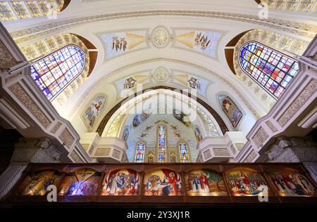 Kairo, Egitto. 12 settembre 2024. Cattedrale di San Marco della Chiesa copta ortodossa nel quartiere del Cairo di al-Abbasiya. La basilica, consacrata nel 1968 e lunga oltre 100 metri, è uno dei più grandi edifici religiosi del continente africano. Crediti: Bernd von Jutrczenka/dpa/Alamy Live News Foto Stock