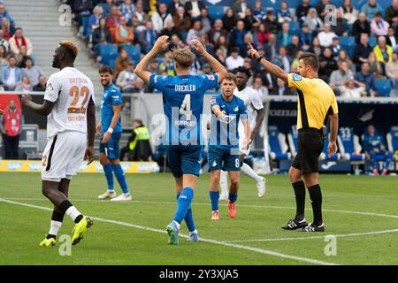 Sinsheim, Germania. 14 settembre 2024. Alejandro Grimaldo (Bayer 04 Leverkusen, n. 20) Wird von Dennis Geiger (TSG 1899 Hoffenheim, n. 08) an der Strafraumlinie gefoult. Elfmetro, Strafstoss. rif. Schiedsrichter Daniel Schlager, GER, TSG 1899 Hoffenheim vs. Bayer 04 Leverkusen, Fussball, Herren, 1. Bundesliga, 3. Spieltag, Saison 24/25, 14.09.2024, LE NORMATIVE DFL/DFB VIETANO QUALSIASI USO DI FOTOGRAFIE COME SEQUENZE DI IMMAGINI E/O QUASI-VIDEO, foto: Eibner-Pressefoto/Wolfgang Frank Credit: dpa/Alamy Live News Foto Stock