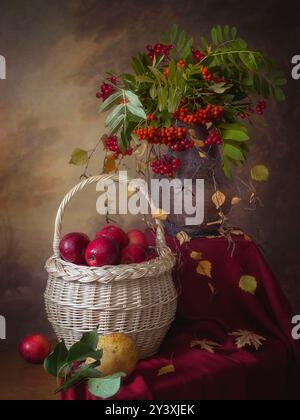Natura morta con frutta e bouquet autunnale Foto Stock