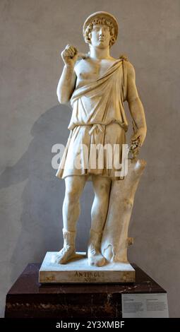 Parigi, Francia - 10 aprile 2023: Scultura in marmo di Antinoo come Aristeo dalla Roma del II secolo nel museo del Louvre a Parigi, Francia. E' un'ar nazionale Foto Stock