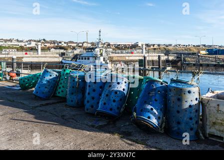 Wick, Scozia, Regno Unito - 23 ottobre 2023: Vasi di plastica sulla banchina di un pescatore a Wick, Caithness, Scozia, Regno Unito. Foto Stock