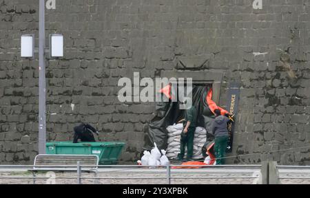 Dresda, Germania. 15 settembre 2024. Un ingresso alla fortezza di Dresda sotto la terrazza di Brühl sulla Terrassenufer è coperto da sacchi di sabbia per proteggerla dalle inondazioni. Crediti: Robert Michael/dpa/Alamy Live News Foto Stock