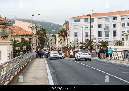 Sète, Francia - 19 ottobre 2019: Una tranquilla scena di strada si sviluppa nel cuore di Sète. Foto Stock