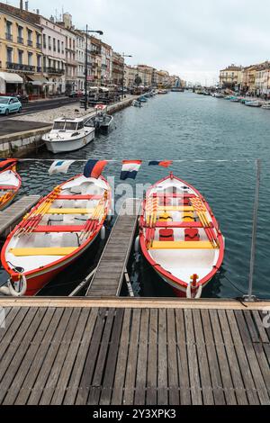 Sète, Francia - 19 ottobre 2019: Giornata trascorsa in un tranquillo canale fiancheggiato da barche ed edifici. Foto Stock