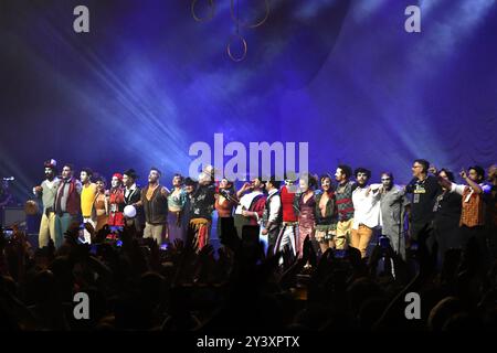 São Paolo, Brasile. 15 settembre 2024. Il gruppo musicale o Teatro Mágico, durante la loro esibizione al Tour "o Reencontro", presso la sala concerti Tokio Marine Hall, nella città di São Paolo, sabato 14 settembre 2024. Crediti: Saulo Dias/Alamy Live News Foto Stock