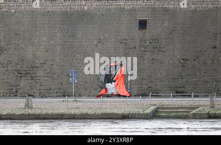 Dresda, Germania. 15 settembre 2024. Un ingresso alla fortezza di Dresda sotto la terrazza di Brühl sulla Terrassenufer è coperto da sacchi di sabbia per proteggerla dalle inondazioni. Crediti: Robert Michael/dpa/Alamy Live News Foto Stock