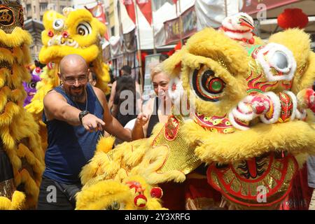 San Paolo, Brasile. 14 settembre 2024. Le persone si esibiscono nella danza del leone durante una celebrazione del Festival di metà autunno a San Paolo, Brasile, 14 settembre 2024. Crediti: Rahel Patrasso/Xinhua/Alamy Live News Foto Stock