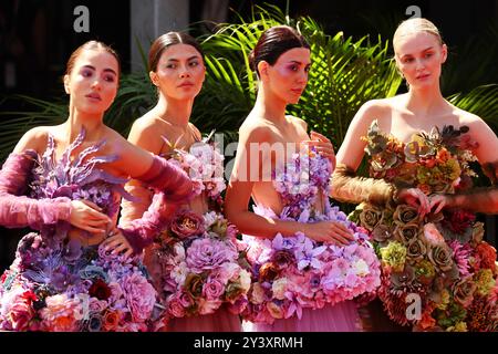 Baku, Azerbaigian. 15 settembre 2024. Atmosfera Paddock - abiti floreali. Campionato del mondo di Formula 1, Rd 17, Gran Premio dell'Azerbaigian, domenica 15 settembre 2024. Circuito cittadino di Baku, Azerbaigian. Crediti: James Moy/Alamy Live News Foto Stock