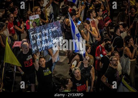 Tel Aviv, Israele. 14 settembre 2024. Una donna israeliana ha un cartello che raccomanda la terapia dal fiume al mare, durante una manifestazione a Tel Aviv sabato 14 settembre 2024.decine di migliaia di persone si sono radunate a Tel Aviv e in Israele, chiedendo al primo ministro Benjamin Netanyahu e al suo governo di raggiungere un accordo per garantire il rilascio dei restanti ostaggi presi da Hamas durante gli attacchi del 7 ottobre. Crediti: Eyal Warshavsky/Alamy Live News Foto Stock