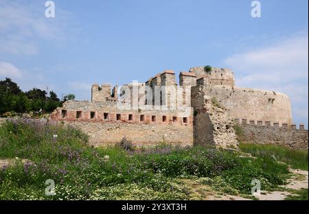 Situato a Canakkale, Turchia, il castello di Kilitbahir fu costruito nel XV secolo. Foto Stock