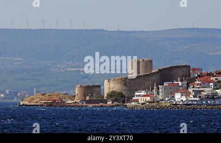 Situato a Canakkale, Turchia, il castello di Kilitbahir fu costruito nel XV secolo. Foto Stock