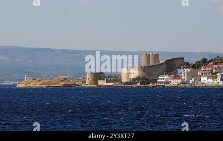 Situato a Canakkale, Turchia, il castello di Kilitbahir fu costruito nel XV secolo. Foto Stock