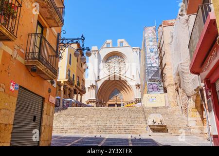 Tarragona, Spagna - 15 luglio 2024: Scalinata che conduce ad un edificio storico con rosone Foto Stock