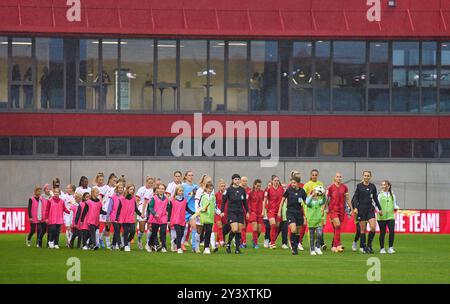 Monaco, Germania. 13 settembre 2024. Squadre all'arrivo nella partita di calcio femminile FC BAYERN Muenchen - RB LEIPZIG 6-2 il 13 settembre 2024 a Monaco, Germania. Stagione 2024/2025, 1.Bundesliga, FCB, Monaco, Google Pixel, Frauen Bundesliga 2, 2.Spieltag fotografo: ddp Images/STAR-Images credito: ddp media GmbH/Alamy Live News Foto Stock