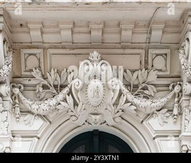 Sete, Francia - 19 ottobre 2019: Porta decorata intagliata con motivi floreali. Foto Stock
