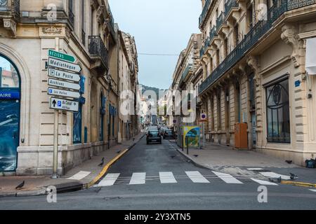 Sete, Francia - 19 ottobre 2019: Una mattinata tranquilla su una strada storica Foto Stock