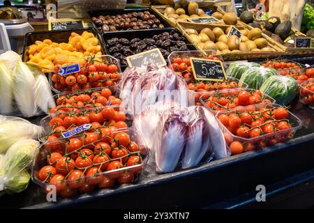 Sete, Francia - 19 ottobre 2019: Una colorata mostra di verdure fresche in un mercato locale. Foto Stock