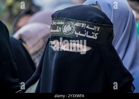 Gaza, Palestina. 13 dicembre 2019. Il movimento di resistenza islamica palestinese di Hamas tiene una manifestazione per celebrare il 32° anniversario della sua fondazione, nel campo profughi di Jabalia nella Striscia di Gaza settentrionale. Fathi Hamad, membro dell'ufficio politico di Hamas, ha tenuto un discorso all'evento, intitolato "con il bordo della spada abbiamo eliminato la falsità”. Hamas è stata fondata nel dicembre 1987 dal suo defunto leader, lo sceicco Ahmed Yassin. Hamas vinse le elezioni legislative palestinesi del 2006 e assunse il controllo amministrativo di Gaza nel giugno 2007 Foto Stock