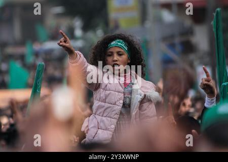 Gaza, Palestina. 13 dicembre 2019. Il movimento di resistenza islamica palestinese di Hamas tiene una manifestazione per celebrare il 32° anniversario della sua fondazione, nel campo profughi di Jabalia nella Striscia di Gaza settentrionale. Fathi Hamad, membro dell'ufficio politico di Hamas, ha tenuto un discorso all'evento, intitolato "con il bordo della spada abbiamo eliminato la falsità”. Hamas è stata fondata nel dicembre 1987 dal suo defunto leader, lo sceicco Ahmed Yassin. Hamas vinse le elezioni legislative palestinesi del 2006 e assunse il controllo amministrativo di Gaza nel giugno 2007 Foto Stock