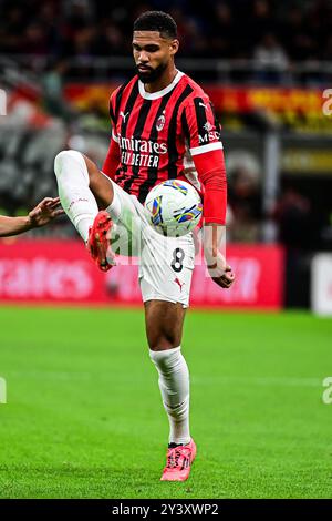 Il centrocampista inglese dell'AC Milan #08 Ruben Loftus-Cheek controlla la palla durante la partita di calcio di serie A tra l'AC Milan e il Venezia allo stadio San Siro di Milano, Italia il 14 settembre 2024 Credit: Piero Cruciatti/Alamy Live News Foto Stock