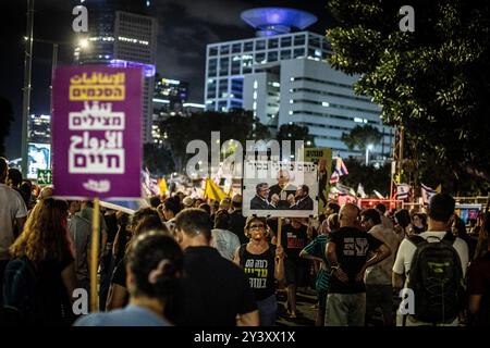 Tel Aviv, Israele. 14 settembre 2024. Una donna israeliana tiene un cartello che mostra il primo ministro israeliano Benjamin Netanyahu e i ministri Itamar Ben Gvir, a sinistra, e Betzalel Smotrich, R, durante una manifestazione a Tel Aviv sabato 14 settembre 2024.decine di migliaia di persone si sono radunate a Tel Aviv e in Israele, chiedendo al primo ministro Benjamin Netanyahu e al suo governo di raggiungere un accordo per garantire il rilascio dei restanti ostaggi presi da Hamas durante gli attacchi del 7 ottobre. Crediti: Eyal Warshavsky/Alamy Live News Foto Stock