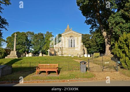 St Andrews Church nel villaggio di Hambleton su una penisola su Rutland Water, il più grande bacino idrico d'Inghilterra. Foto Stock