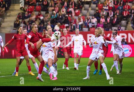 Monaco, Germania. 13 settembre 2024. Giulia GWINN, FCB Women Nr. 7 Jovana DAMNJANOVIC, FCB Women 9 competono per il pallone, tackle, duello, header, zweikampf, azione, lotta contro nella partita di calcio femminile FC BAYERN Muenchen - RB LEIPZIG 6-2 il 13 settembre 2024 a Monaco, Germania. Stagione 2024/2025, 1.Bundesliga, FCB, Monaco, Google Pixel, Frauen Bundesliga 2, 2.Spieltag fotografo: ddp Images/STAR-Images credito: ddp media GmbH/Alamy Live News Foto Stock