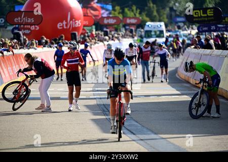 Hasselt, Belgio. 15 settembre 2024. Incidente di massa vicino al traguardo della Women's Junior Road Race al Campionato europeo 2024, a Hasselt, domenica 15 settembre 2024. I Campionati europei di ciclismo su strada 2024 si svolgeranno dall'11 al 15 settembre a Limburgo, in Belgio. BELGA FOTO DIRK WAEM credito: Belga News Agency/Alamy Live News Foto Stock