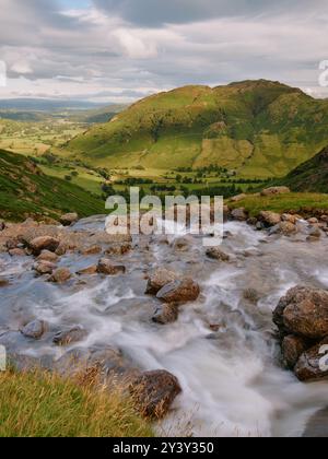 Stickle Ghyll sul sentiero Stickle Tarn e vista della Great Langdale Valley nel Lake District National Park, Cumbria Inghilterra Regno Unito Foto Stock