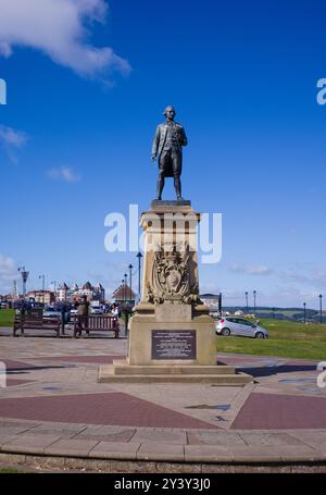 Memoriale al Capitano Cook sul promontorio sopra il porto di Whitby Foto Stock