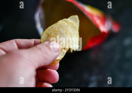 Patatine salate pronte per il Tesco Foto Stock