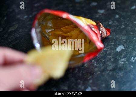 Patatine salate pronte per il Tesco Foto Stock