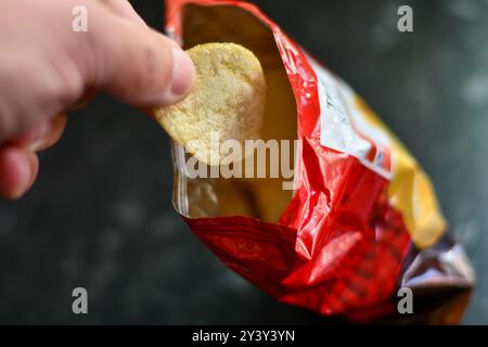 Patatine salate pronte per il Tesco Foto Stock