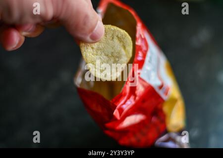 Patatine salate pronte per il Tesco Foto Stock