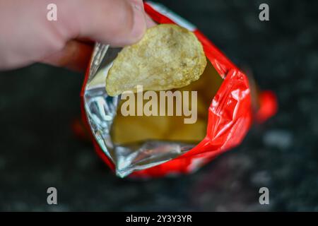 Patatine salate pronte per il Tesco Foto Stock