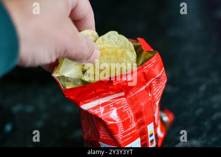 Patatine salate pronte per il Tesco Foto Stock