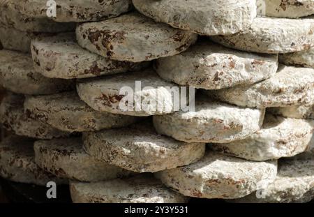 Salsicce impilate e tagliate a fette ​​at in una banchina di mercato Foto Stock