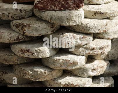Salsicce impilate e tagliate a fette ​​at in una banchina di mercato Foto Stock
