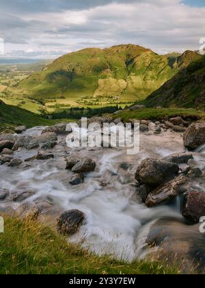 Stickle Ghyll sul sentiero Stickle Tarn e la vista della Great Langdale Valley nel Lake District National Park, Cumbria Inghilterra Regno Unito Foto Stock