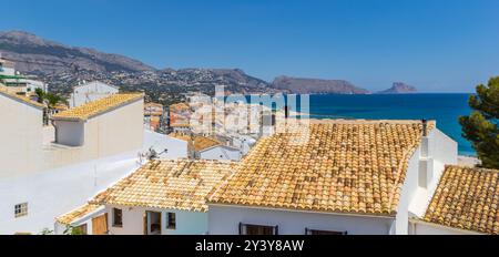 Vista panoramica sulle tegole delle vecchie case e sul mar mediterraneo ad Altea, Spagna Foto Stock
