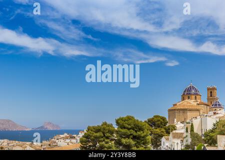 Vista sulla storica cattedrale e sul mar mediterraneo di Altea, Spagna Foto Stock
