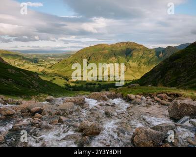 Stickle Ghyll sul sentiero Stickle Tarn e punto panoramico della Great Langdale Valley nel Lake District National Park, Cumbria Inghilterra Regno Unito Foto Stock