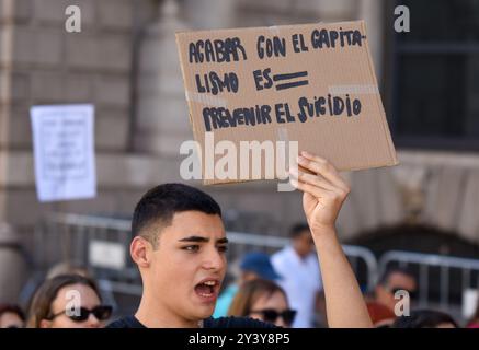 Madrid, Madrid, SPAGNA. 15 settembre 2024. Centinaia di persone hanno partecipato alla marcia gialla di Madrid, organizzata quest'anno dall'associazione la NiÃ±a Amarilla, per chiedere un impegno nazionale per la prevenzione del suicidio. Sotto lo slogan "prevenzione del suicidio: A National commitmentâ (Credit Image: © Richard Zubelzu/ZUMA Press Wire) SOLO USO EDITORIALE! Non per USO commerciale! Foto Stock